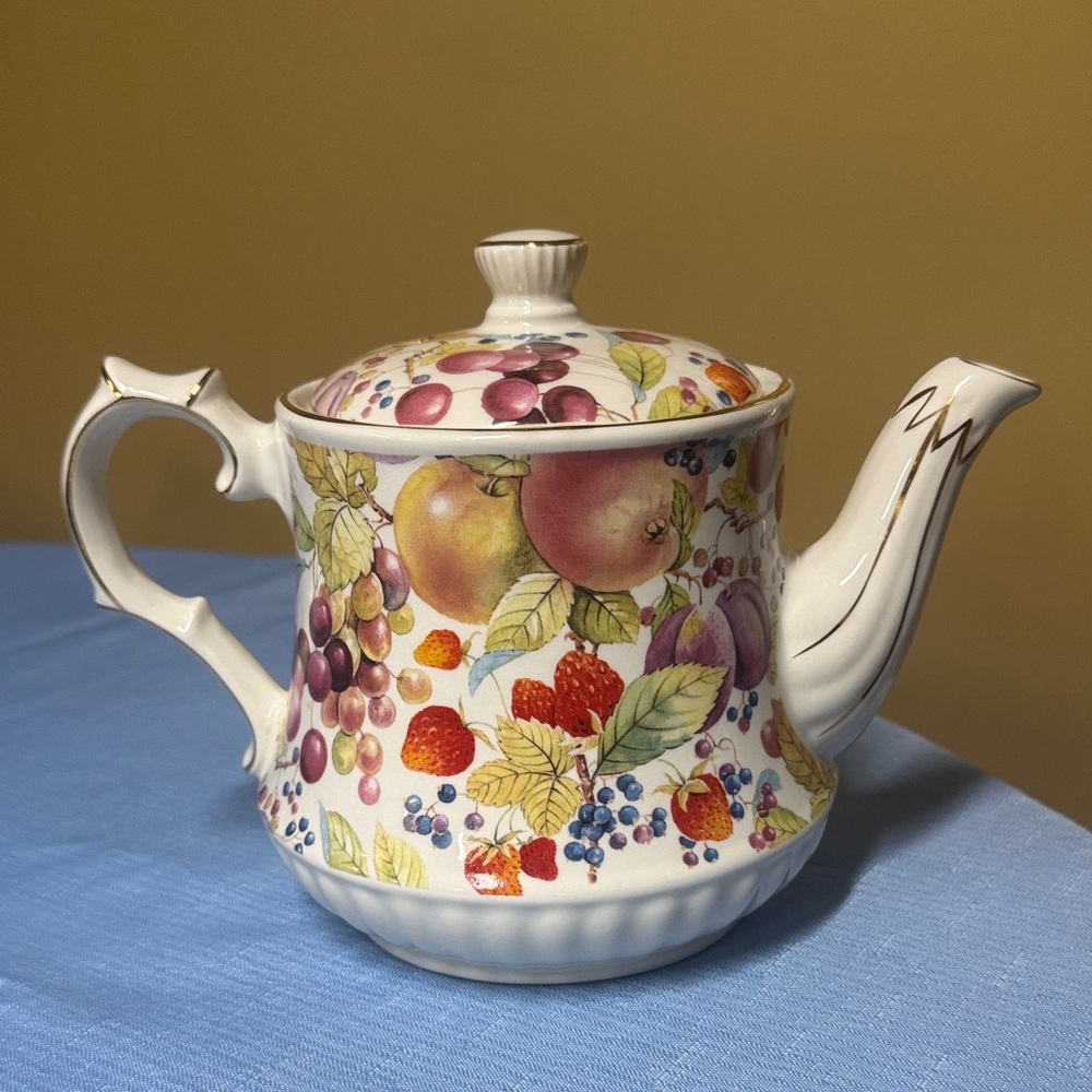 Windsor Fruit Chintz Teapot made in England fruit pattern 4-cup